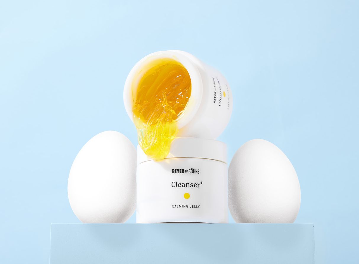 Cleanser+ von Beyer & Söhne mit goldgelber Gel-Textur zwischen zwei Ostereiern
